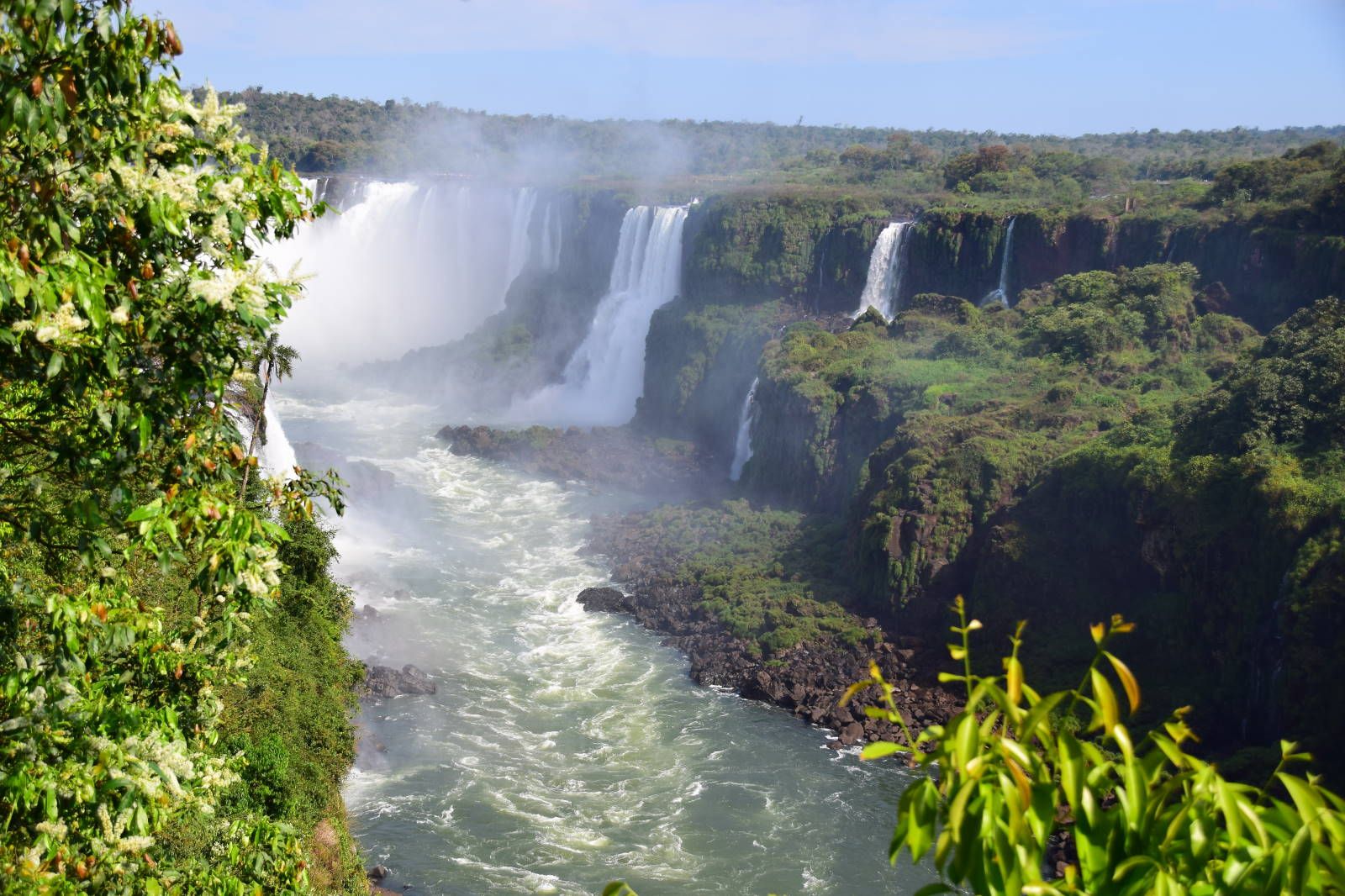 ИзоБразилия акупунктурно. Рио-Игуасу с обеих сторон