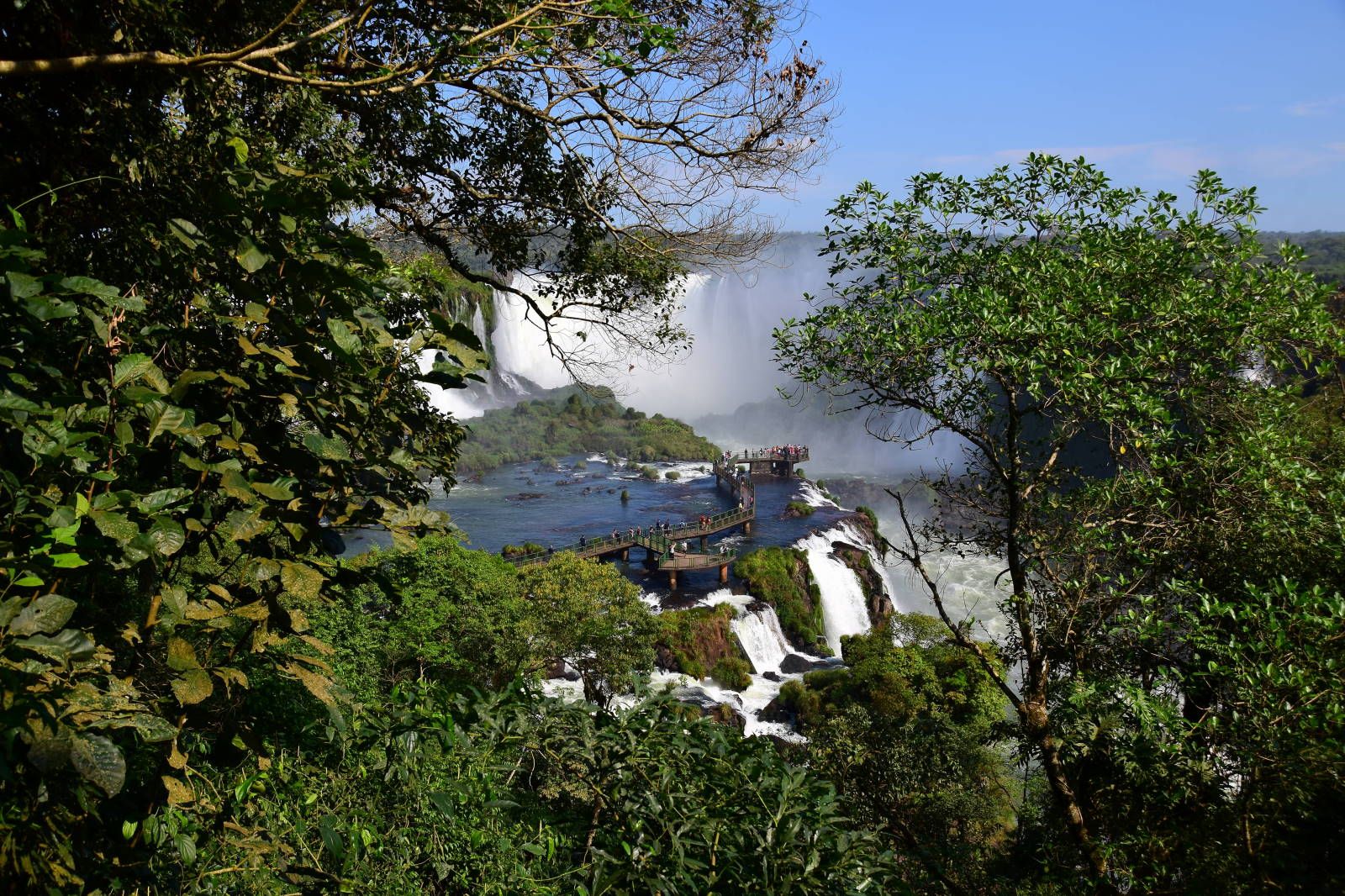 ИзоБразилия акупунктурно. Рио-Игуасу с обеих сторон