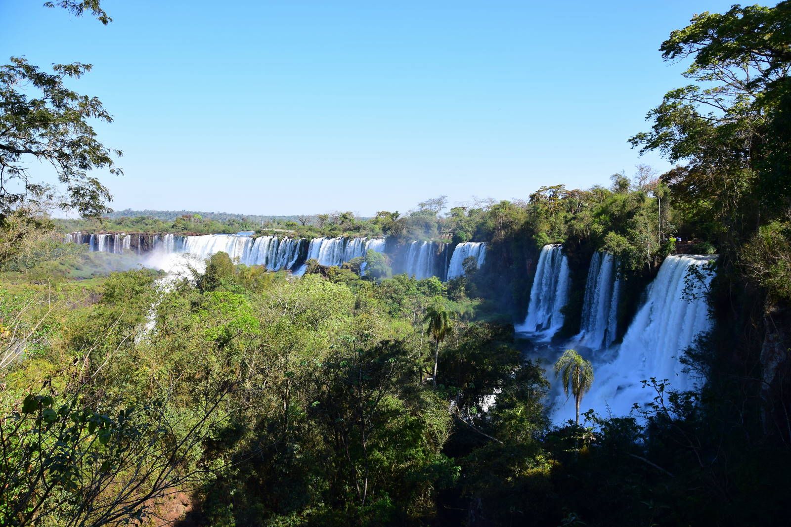 ИзоБразилия акупунктурно. Рио-Игуасу с обеих сторон