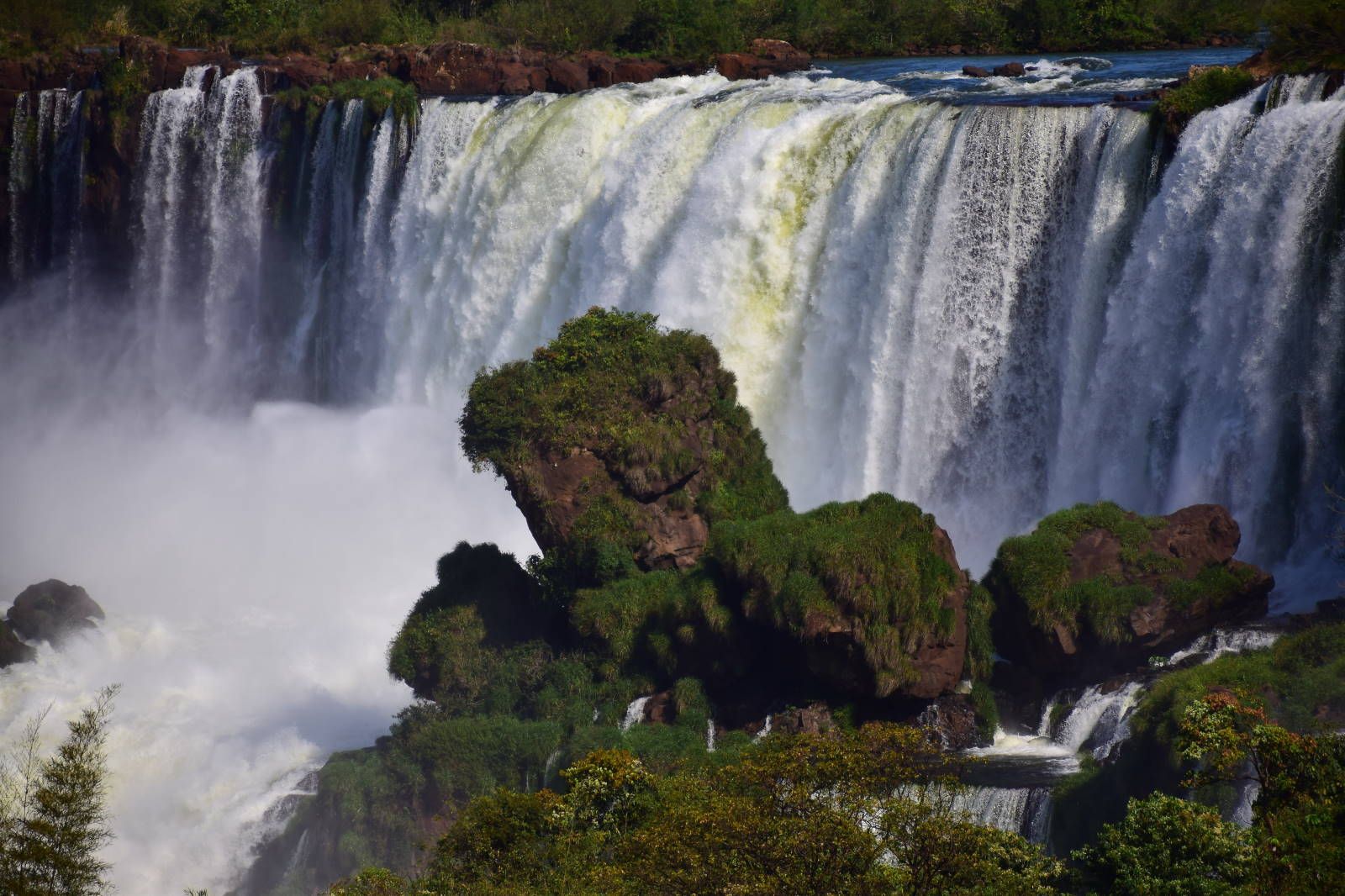 ИзоБразилия акупунктурно. Рио-Игуасу с обеих сторон