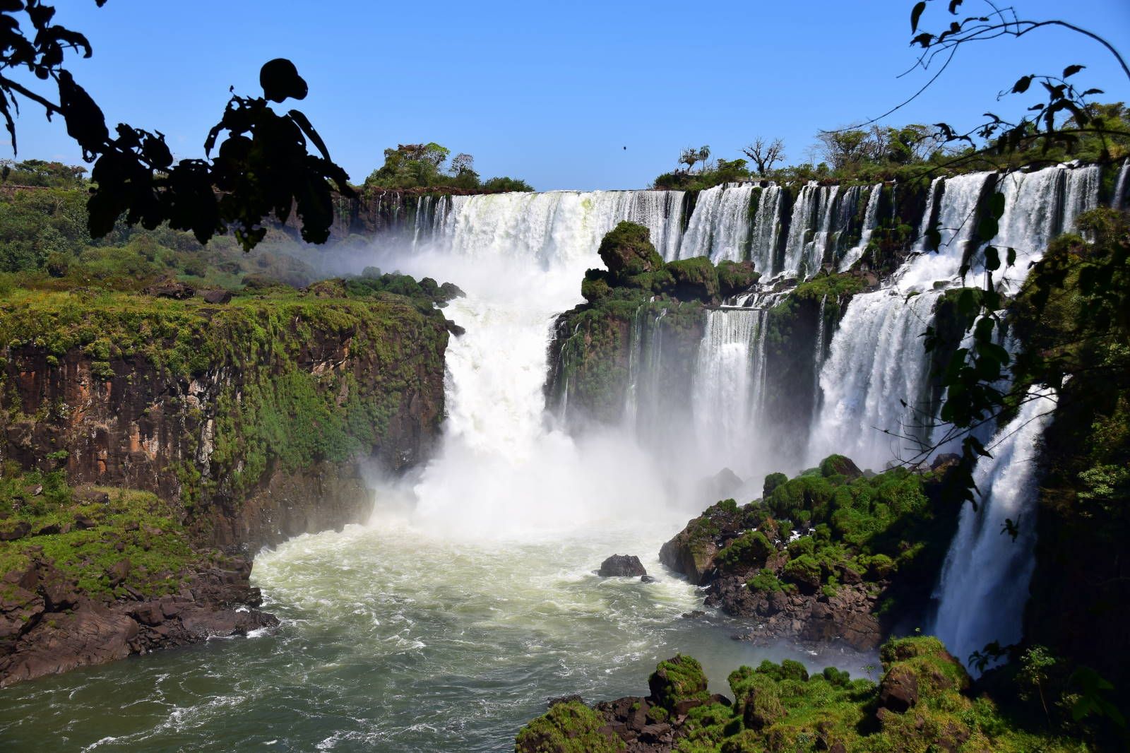 ИзоБразилия акупунктурно. Рио-Игуасу с обеих сторон